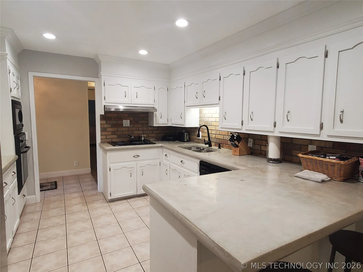 3 bed, 2.0 bath, 1995 sqft, $2,000 — Photo 3