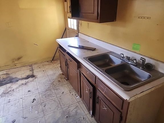 5th image of 832 E Gage Ave