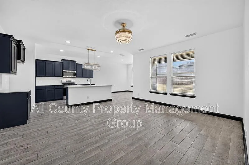 4 bed, 3.0 bath, 2366 sqft, $2,450 — Photo 2