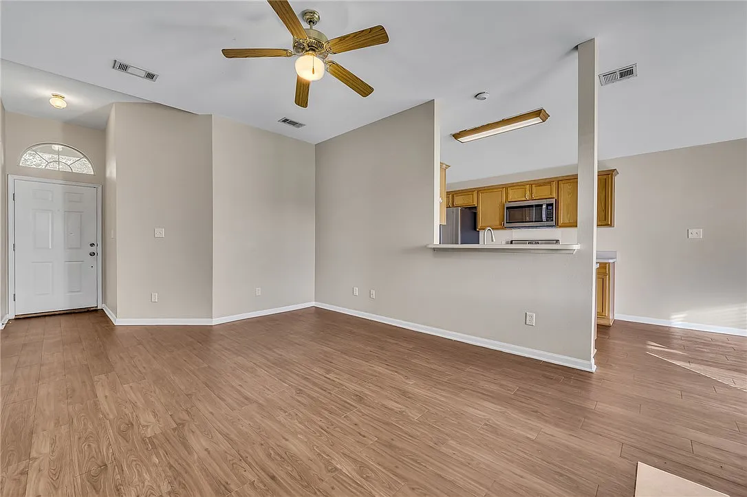3 bed, 1025 sqft, $1,950 — Photo 3