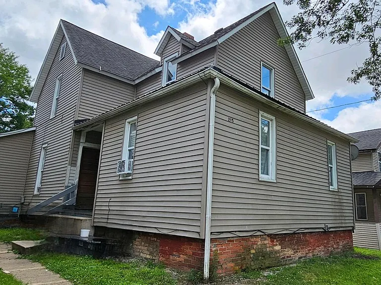 215 W Washington St #3 — Photo 1