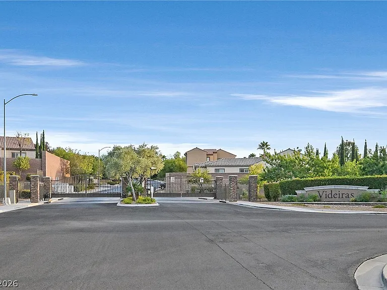 2184 Pont National Dr — Photo 25