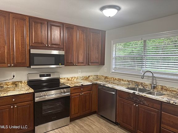 3rd image of 710 Shirley Dr