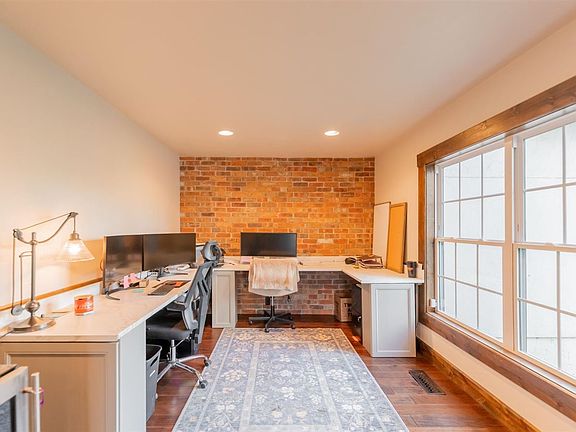 5th image of 2420 S Tanglewood Cir