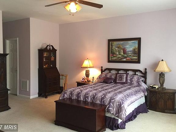 Tranquil Master Suite w/bright windows to backyard