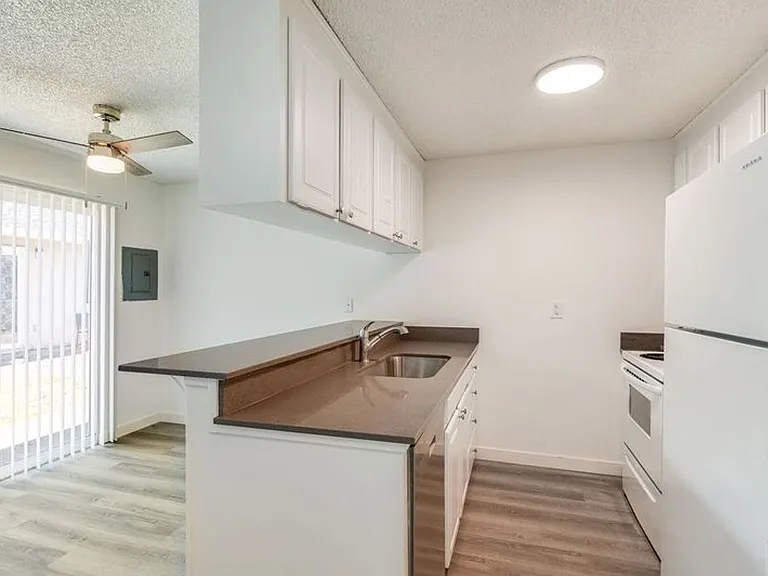 Riverside Village - 2 bedroom units - Auburn - RENOVATED — Photo 7