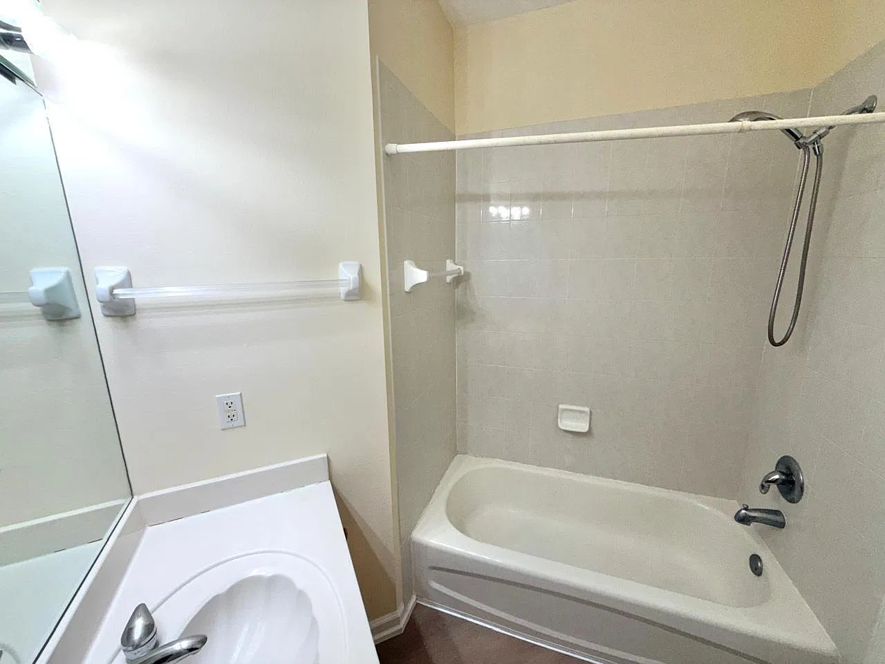 1 bed, 1.0 bath, 450 sqft, $1,300 — Photo 3