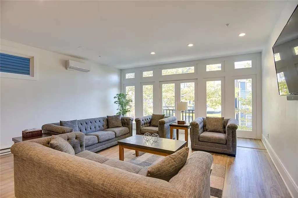 4 bed, 4.0 bath, 1216 sqft, $4,200 — Photo 3
