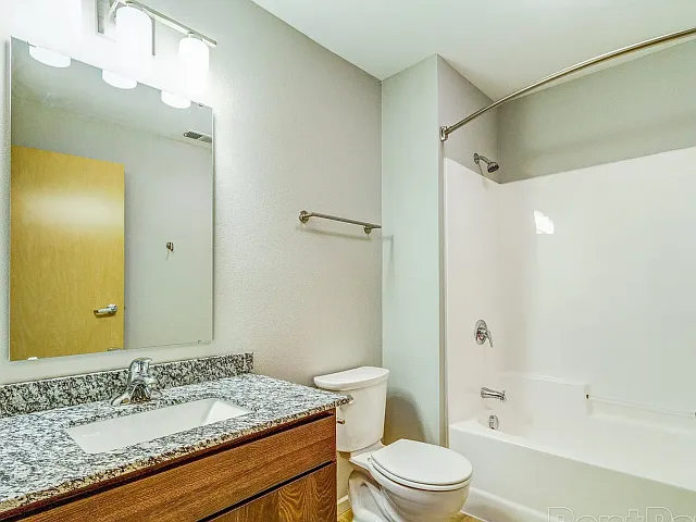 Main Bathroom Main Bathroom