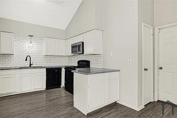 8111 Furlong Ln — Photo 6