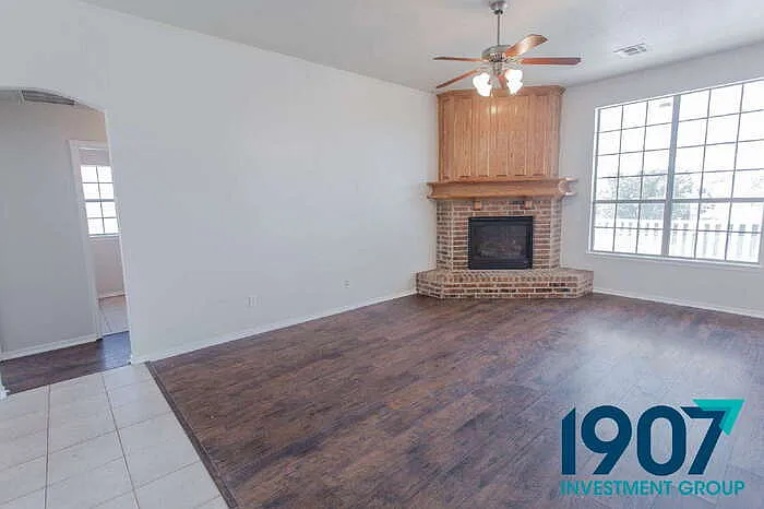 501 Madeline Ln — Photo 2