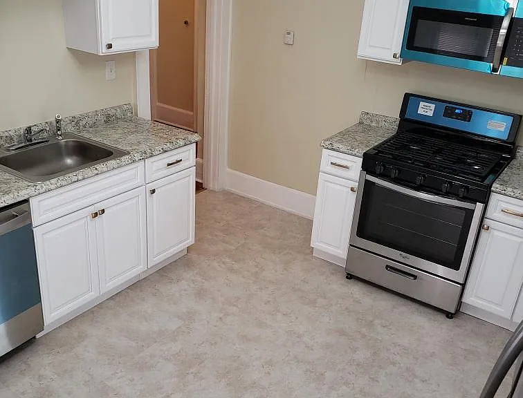 Eat-in kitchen with stainless steel appliances (including dishwasher)