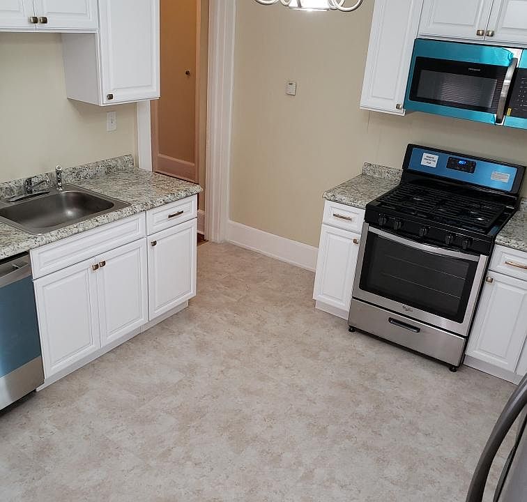 Eat-in kitchen with stainless steel appliances (including dishwasher)