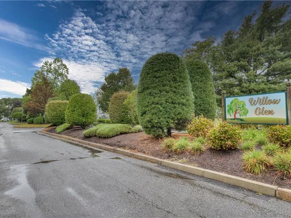 1 Willow Glen Cir APT 81, Warwick, RI 02889