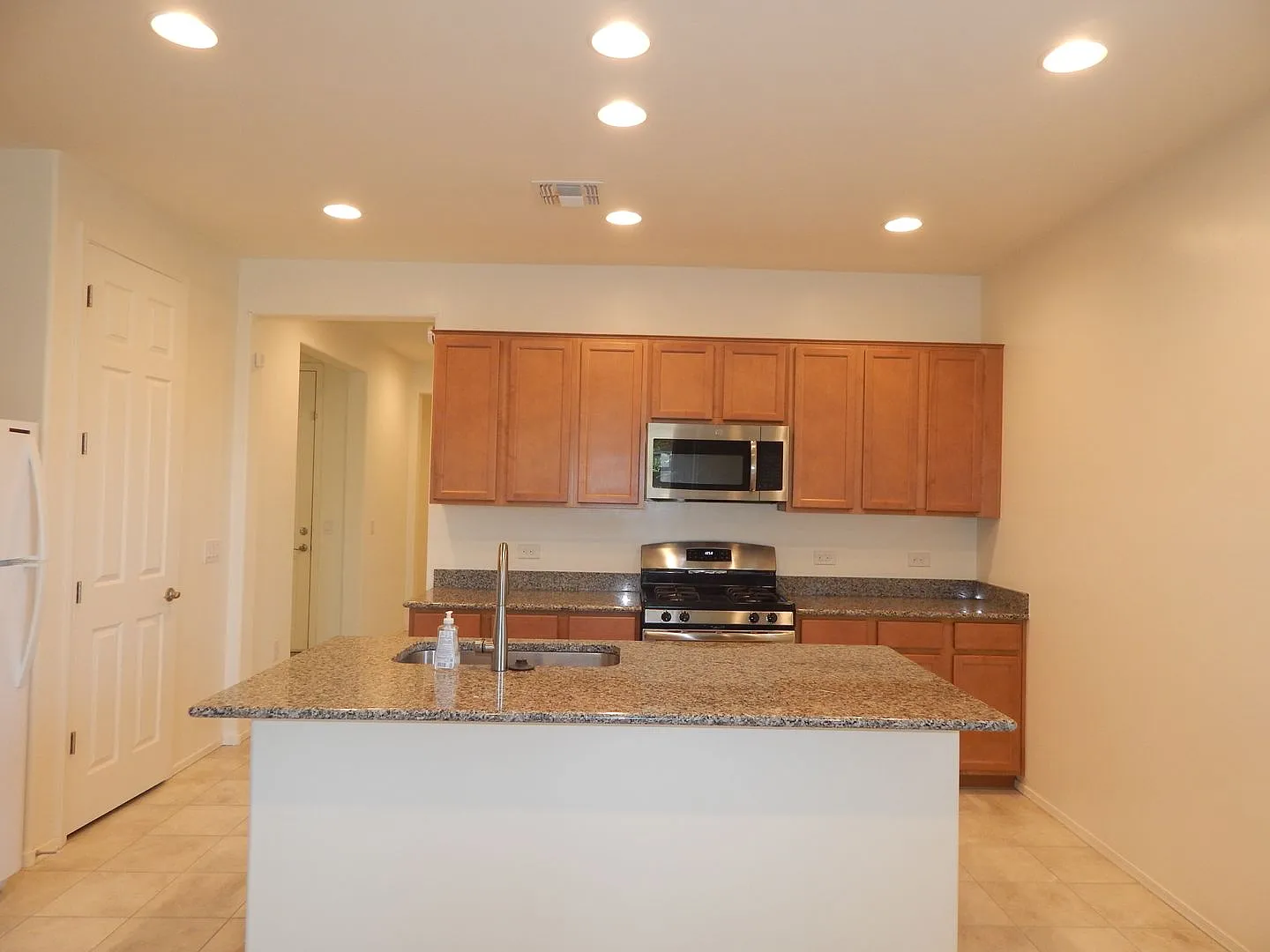Great 2 Bedroom - 2 Bath Home - Open Floorplan-Near Kolb & I-10 — Photo 4