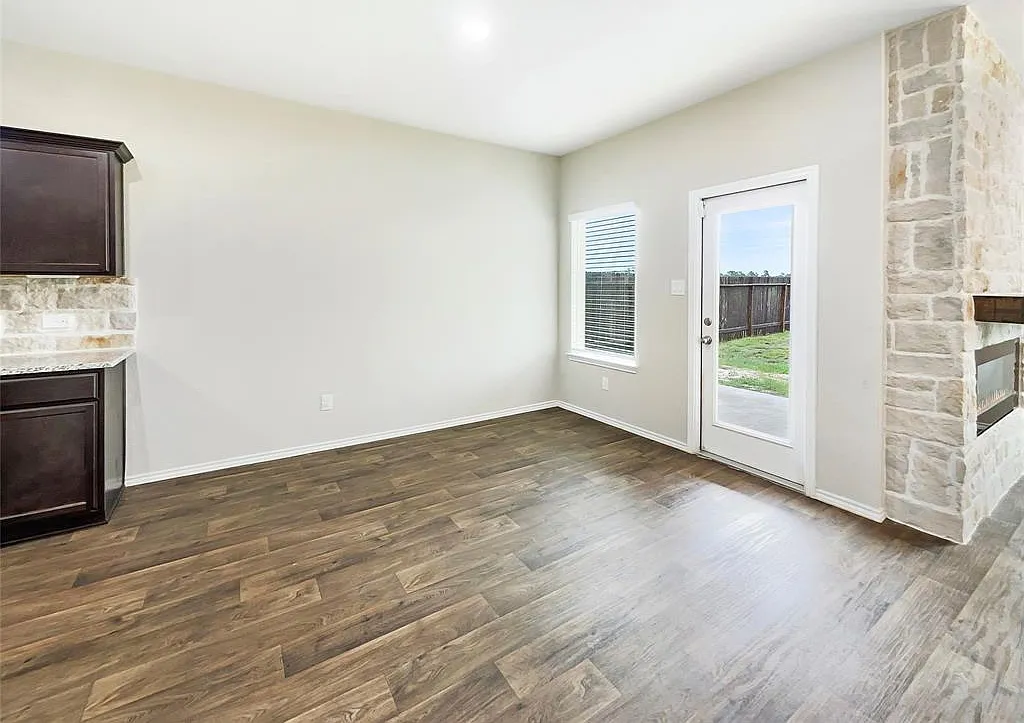 4 bed, 3.0 bath, 2962 sqft, $979 — Photo 2