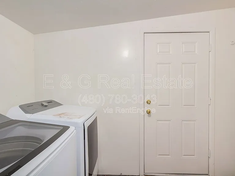 1136 W 12th St — Photo 32