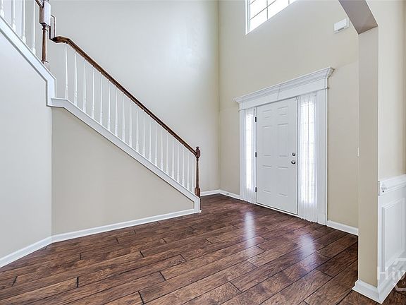 4th image of 736 NE Mustang Lane