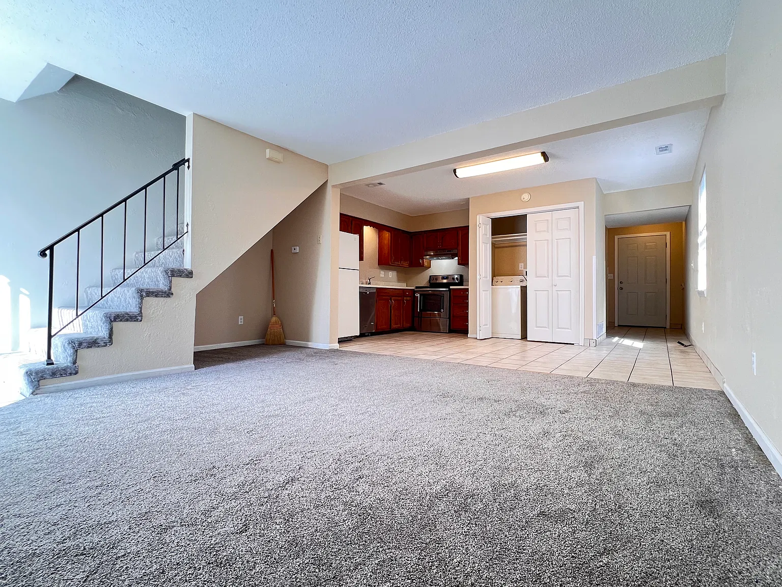 3 bed, 1.5 bath, $1,095 — Photo 2