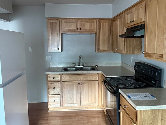 3rd image of 760 Plymouth Dr NE