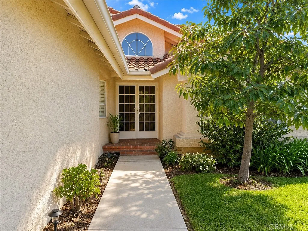 4 bed, 2.5 bath, 2332 sqft, $4,350 — Photo 3