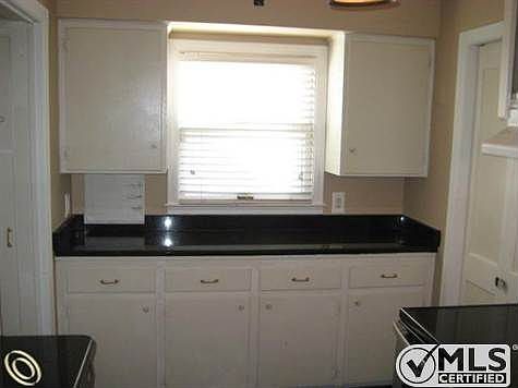 410 Hillcrest 016-001.jpg