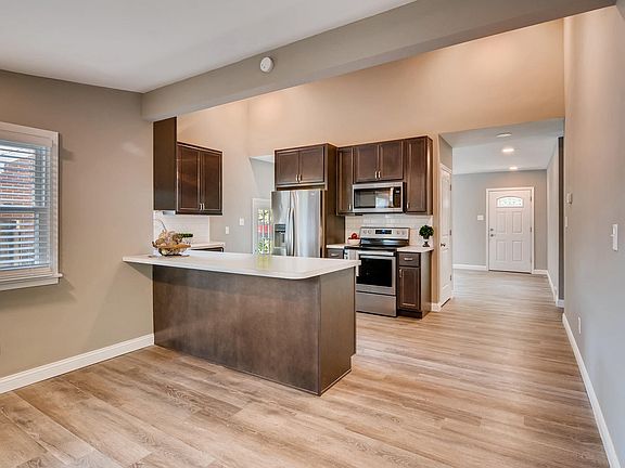 4th image of 804 S Villa Dr