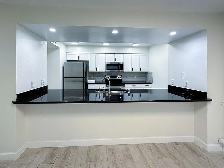2530 W Maryland Ave #B — Photo 12