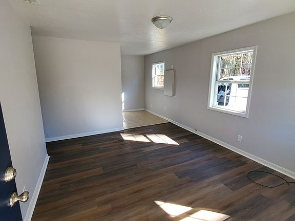 4th image of 979 NE Coldwater Ave