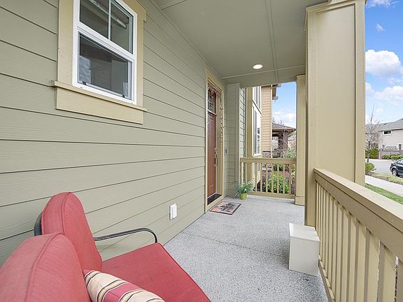 Spacious covered patio to enjoy the beautiful sunshiny days