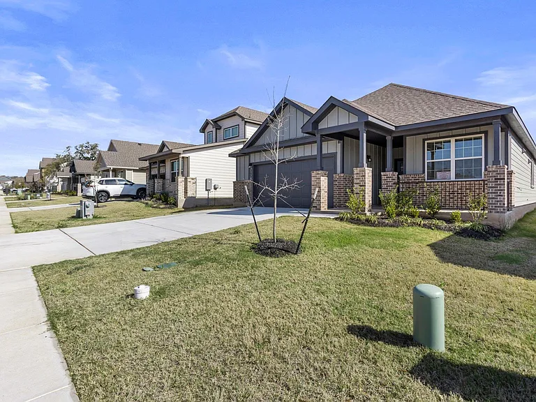 305 Brooks Ranch Dr — Photo 3
