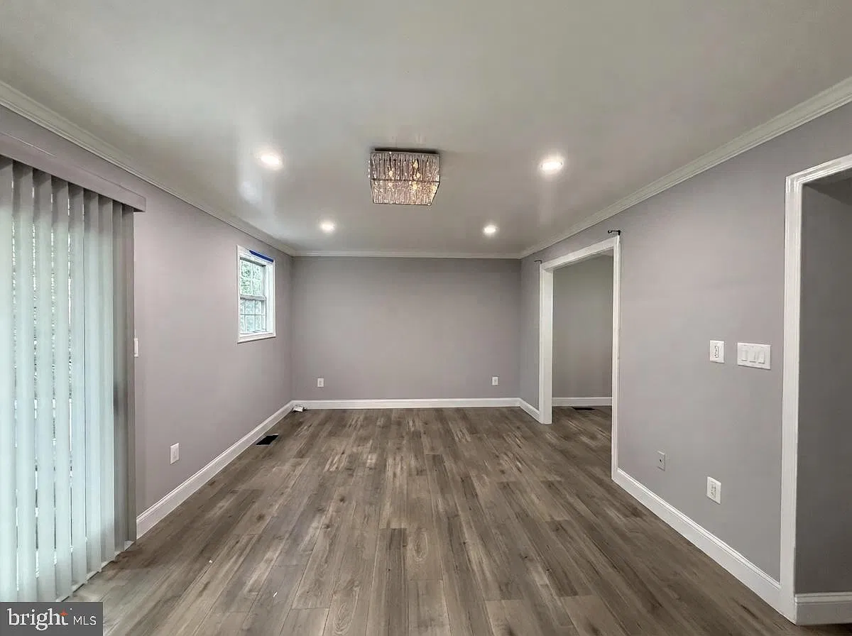 3 bed, 2.5 bath, 1360 sqft, $2,400 — Photo 3