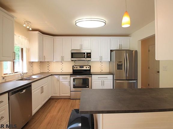 4th image of 165 Somerset Ln
