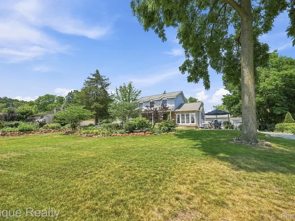 1642 Delmonte St, Wolverine Lake, MI 48390