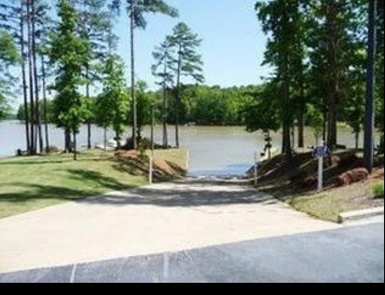 Lake Access! Boat ramp on proprry