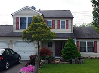 28 Sunshine Ln, Edison, NJ 08820