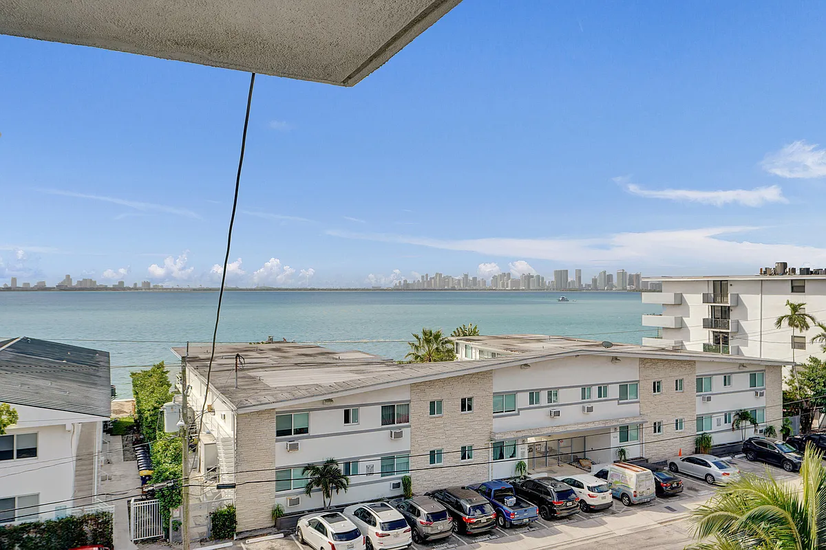 Building Photo - 1801 S Treasure Dr #528