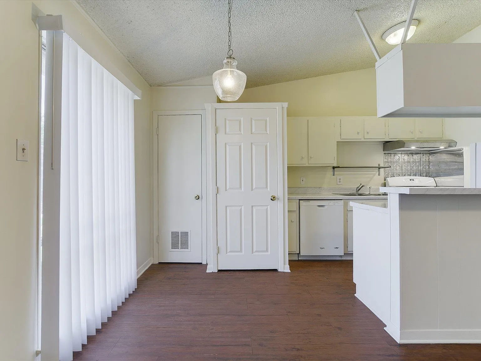 1 bed, 1.0 bath, 700 sqft, $1,195 — Photo 4