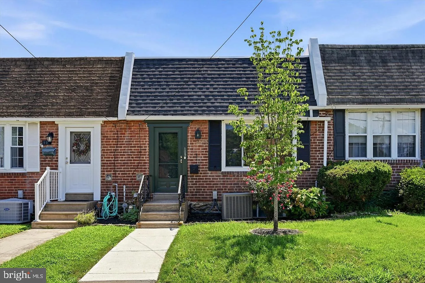 3 bed, 2.0 bath, 1080 sqft, $1,900 — Photo 1