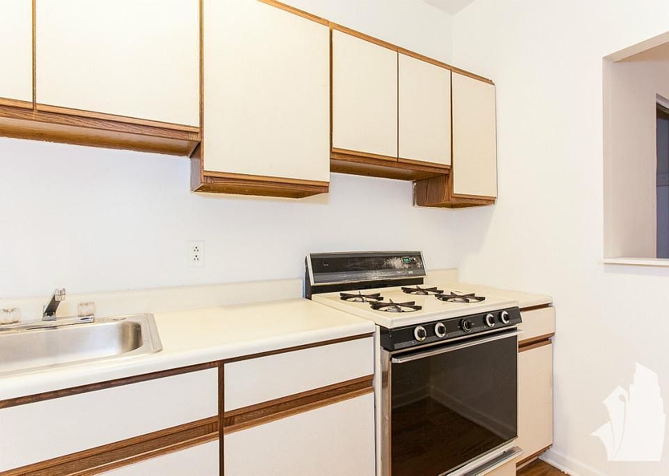 1st image of 654 W Cornelia Ave #321