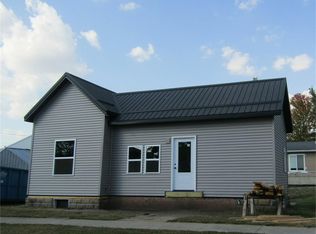 104 9th St NE, Independence, IA 50644