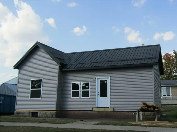 104 9th St NE, Independence, IA 50644