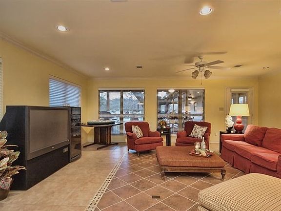 4th image of 410 W Greenbriar Dr