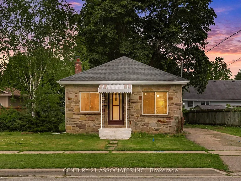 48 King St — Photo 2
