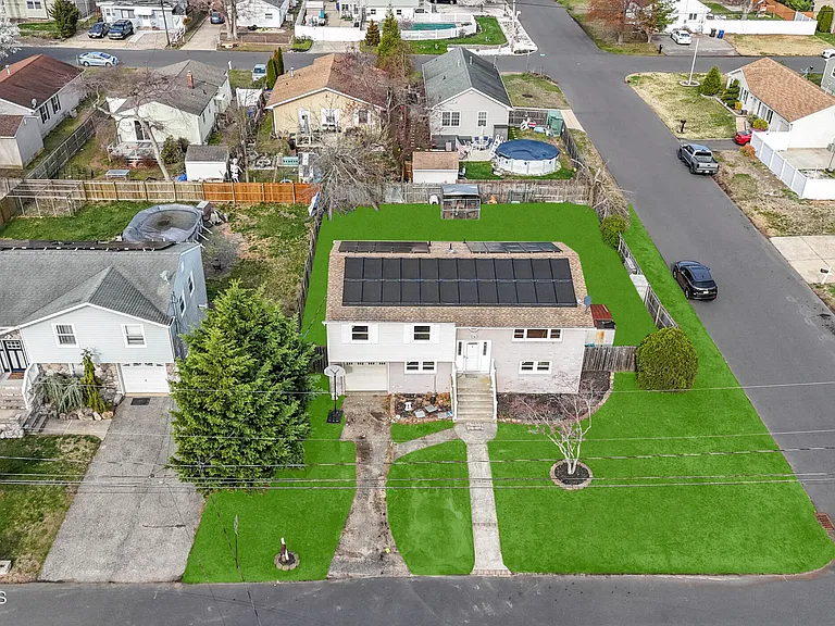 546 George Rd — Photo 13