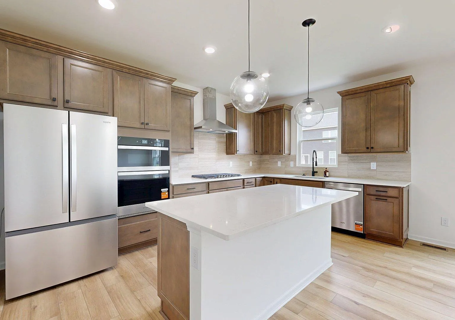 4 bed, 2.5 bath, 2453 sqft, $4,000 — Photo 4
