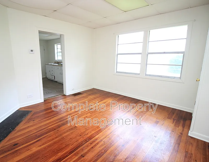 2 bed, 1.0 bath, $950 — Photo 3