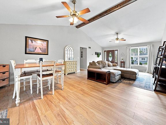 4th image of 105 Lynn Cir