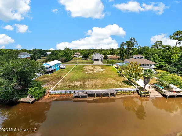 2035 Hollywood Dr, Bay Saint Louis, MS 39520