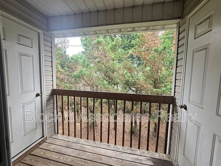 110 Westbrook Ct — Photo 16